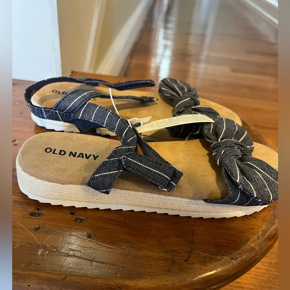 Toddler girls size 13 Old Navy Chambray stripe sandals - Picture 5 of 7
